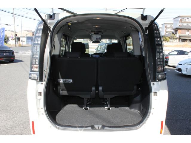 ヴォクシー ハイブリッドＶ　アルパイン１０インチナビ・フリップダウンモニター・ＣＤ／ＤＶＤ・両側電動スライドドア・ＬＥＤヘッドライト・純正アルミホイール・前席シートヒーター・バックカメラ・スマートキー・ＥＴＣ（22枚目）