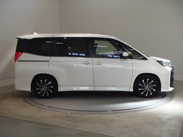 ノア ハイブリッドＳ－Ｚ　ＴＶ　バックカメラ　ＥＴＣ　キーレス　スマートキー　ドラレコ　安全装備　衝突被害軽減システム　オートクルーズコントロール　両側電動スライド　３列シート　フル装備　ハイブリッド（3枚目）