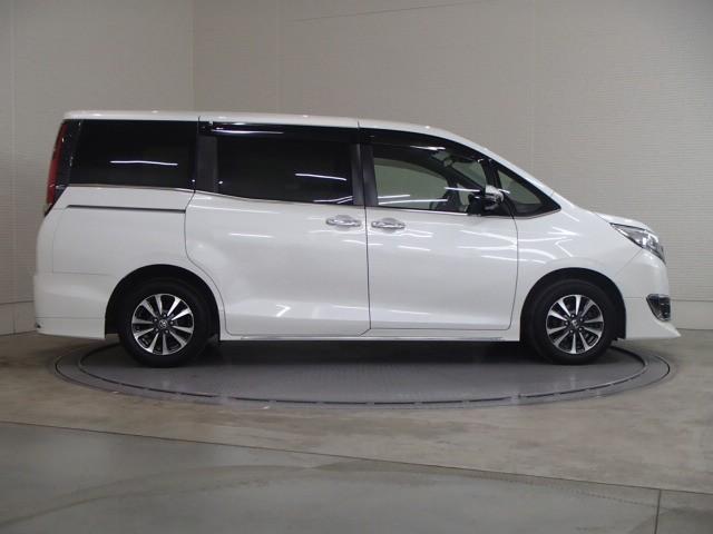 エスクァイア Ｇｉ　ＴＶ　バックカメラ　ＥＴＣ　キーレス　スマートキー　ドラレコ　ワンオーナー　安全装備　衝突被害軽減システム　オートクルーズコントロール　両側電動スライド　３列シート　フル装備（2枚目）