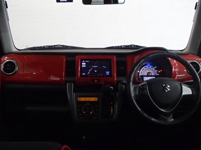 スタイリッシュなデザインのインパネ。各操作スイッチは使いやすい位置に配置されてます。