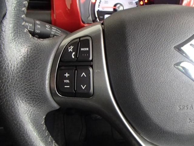 ステアリングスイッチ付き。前方から目を離すことなく操作することが可能です。