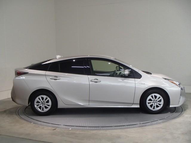 プリウス Ｓ　ナビ＆ＴＶ　バックカメラ　ＥＴＣ　キーレス　スマートキー　ドラレコ　安全装備　衝突被害軽減システム　オートクルーズコントロール　フル装備　ハイブリッド（3枚目）