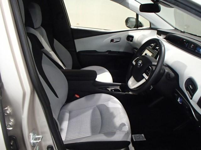 プリウス Ｓ　ナビ＆ＴＶ　バックカメラ　ＥＴＣ　キーレス　スマートキー　ドラレコ　安全装備　衝突被害軽減システム　オートクルーズコントロール　フル装備　ハイブリッド（5枚目）