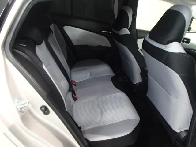 プリウス Ｓ　ナビ＆ＴＶ　バックカメラ　ＥＴＣ　キーレス　スマートキー　ドラレコ　安全装備　衝突被害軽減システム　オートクルーズコントロール　フル装備　ハイブリッド（6枚目）