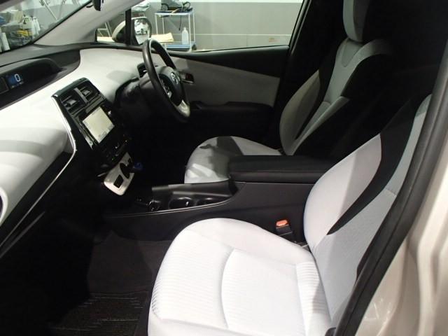 プリウス Ｓ　ナビ＆ＴＶ　バックカメラ　ＥＴＣ　キーレス　スマートキー　ドラレコ　安全装備　衝突被害軽減システム　オートクルーズコントロール　フル装備　ハイブリッド（8枚目）