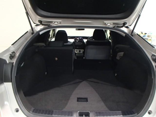 プリウス Ｓ　ナビ＆ＴＶ　バックカメラ　ＥＴＣ　キーレス　スマートキー　ドラレコ　安全装備　衝突被害軽減システム　オートクルーズコントロール　フル装備　ハイブリッド（20枚目）