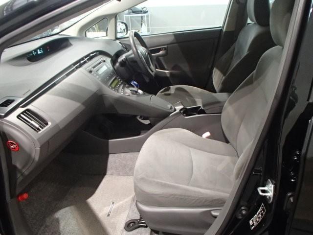 プリウス Ｓ　ＥＴＣ　キーレス　スマートキー　安全装備　フル装備　ハイブリッド（8枚目）