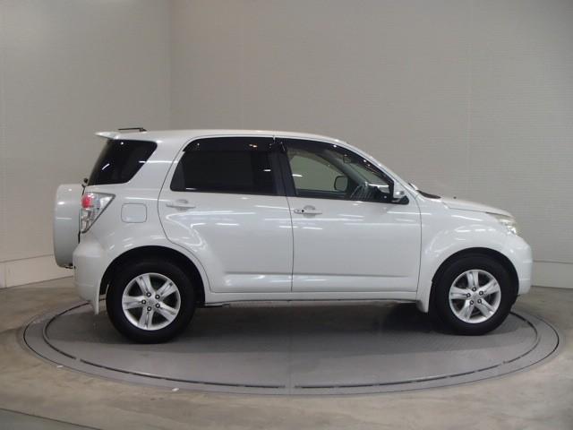 広々とした車内空間に優れた燃費性能。更にデザインも上質で人気のお車です！