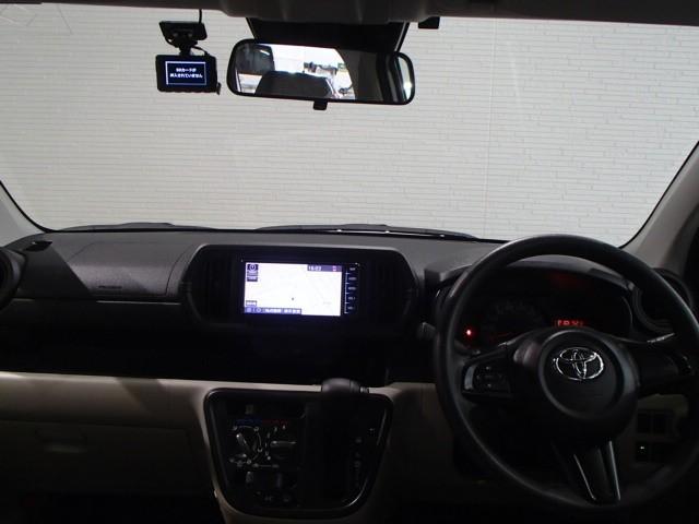 スタイリッシュなデザインのインパネ。各操作スイッチは使いやすい位置に配置されてます。