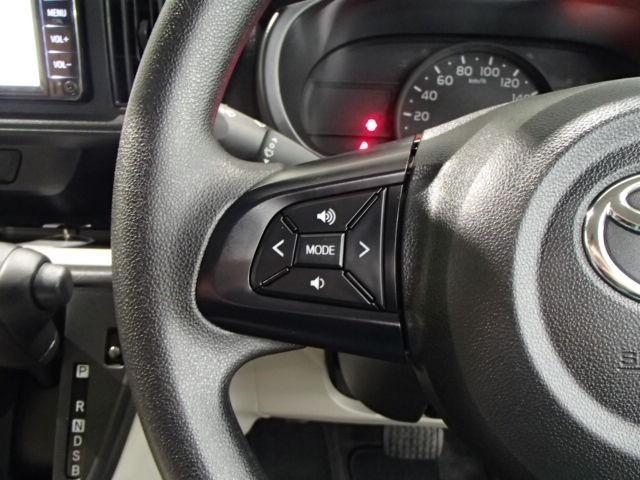 ステアリングスイッチ付き。前方から目を離すことなく操作することが可能です。