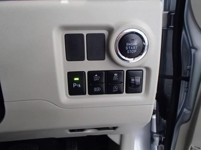 スマートキーを携帯していればキーを取り出さずにドアを施錠&解錠。クルマの始動も可能です。