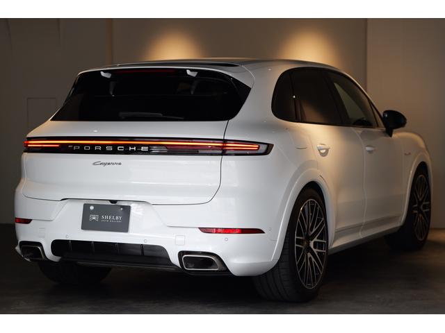 カイエン Ｅ－ハイブリッド　現行モデル　ＯＰ３００万　パッセンジャディスプレイ　スポーツデザインパッケージ　ハイグロスパッケージ　２２インチターボデザインホイール　クレヨンインテリア　アダプティブエアサスペンション（ＰＡＳＭ付）（5枚目）