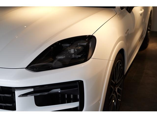 カイエン Ｅ－ハイブリッド　現行モデル　ＯＰ３００万　パッセンジャディスプレイ　スポーツデザインパッケージ　ハイグロスパッケージ　２２インチターボデザインホイール　クレヨンインテリア　アダプティブエアサスペンション（ＰＡＳＭ付）（17枚目）