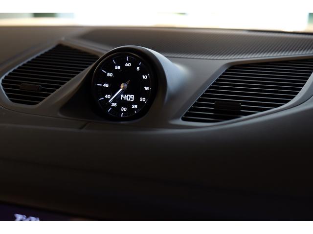 カイエン Ｅ－ハイブリッド　現行モデル　ＯＰ３００万　パッセンジャディスプレイ　スポーツデザインパッケージ　ハイグロスパッケージ　２２インチターボデザインホイール　クレヨンインテリア　アダプティブエアサスペンション（ＰＡＳＭ付）（33枚目）