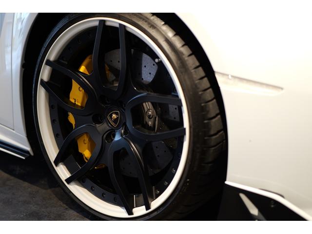 ウラカン ＬＰ６１０－４スパイダー　ＯＰ約８００万　純正エアロダイナミックキット　ノビテック鍛造３ピースホイール　フロントリフト　ＡｐｐｌｅＣａｒＰｌａｙ　　イエローキャリパー　ツートンレザーインテリア　バックカメラ　禁煙車　正規Ｄ車（10枚目）