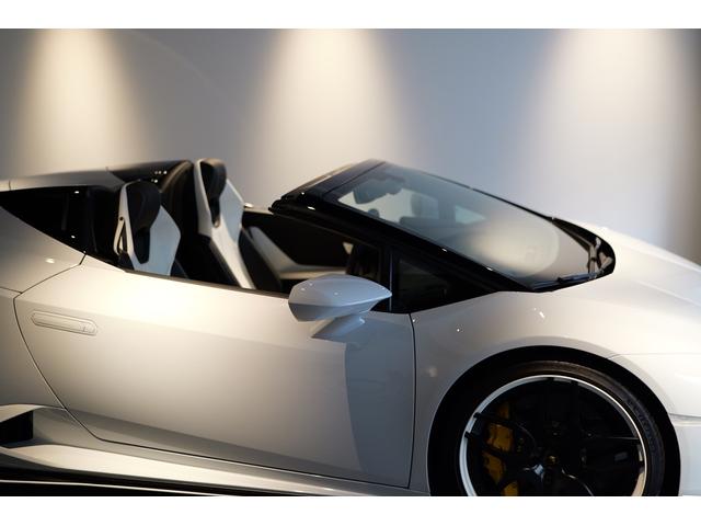 ウラカン ＬＰ６１０－４スパイダー　ＯＰ約８００万　純正エアロダイナミックキット　ノビテック鍛造３ピースホイール　フロントリフト　ＡｐｐｌｅＣａｒＰｌａｙ　　イエローキャリパー　ツートンレザーインテリア　バックカメラ　禁煙車　正規Ｄ車（23枚目）