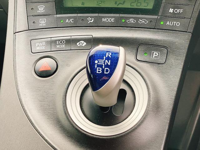 プリウス Ｓ　ＥＴＣ　オートクルーズコントロール　バックカメラ　ナビ　ＴＶ　アルミホイール　オートライト　ＣＶＴ　スマートキー　アイドリングストップ　電動格納ミラー　盗難防止システム　ＣＤ（8枚目）