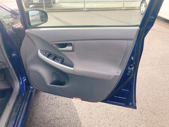 プリウス Ｓ　ＥＴＣ　オートクルーズコントロール　バックカメラ　ナビ　ＴＶ　アルミホイール　オートライト　ＣＶＴ　スマートキー　アイドリングストップ　電動格納ミラー　盗難防止システム　ＣＤ（31枚目）