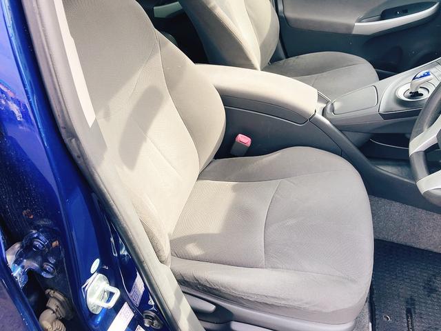 プリウス Ｓ　ＥＴＣ　オートクルーズコントロール　バックカメラ　ナビ　ＴＶ　アルミホイール　オートライト　ＣＶＴ　スマートキー　アイドリングストップ　電動格納ミラー　盗難防止システム　ＣＤ（32枚目）