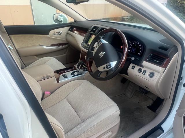 クラウン ３．０ロイヤルサルーン　プレミアムエディション　車検令和９年１０月　走行２５９７１ｋｍ　純正ナビ地デジＴＶ　サイド・バックカメラ　ドライブレコーダー　スマートキー　プッシュスターター　ＨＩＤヘッドライト（2枚目）