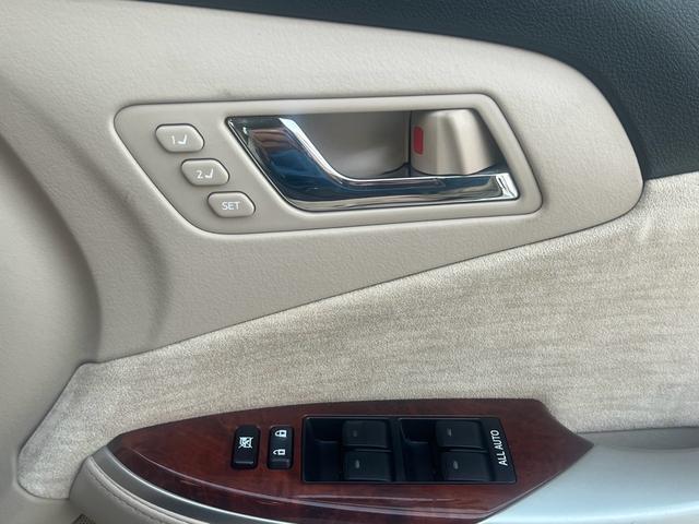 クラウン ３．０ロイヤルサルーン　プレミアムエディション　車検令和９年１０月　走行２５９７１ｋｍ　純正ナビ地デジＴＶ　サイド・バックカメラ　ドライブレコーダー　スマートキー　プッシュスターター　ＨＩＤヘッドライト（12枚目）