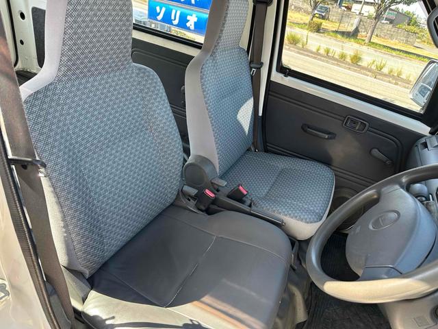 ハイゼットカーゴ ２シーター　ＡＴ　両側スライドドア　エアコン　運転席エアバッグ　助手席エアバッグ　カセット（24枚目）