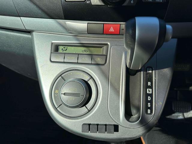 シフトレバー。ぜひ一度お客様の目で確認してください。