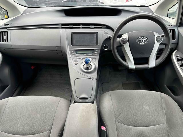 プリウス S ETC ナビ TV アルミホイール オートライト CVT スマートキー アイドリングストップ 電動格納ミラー 盗難防止システム CD 衝突安全ボディ ABS ESC エアコン パワーステアリング(2枚目)