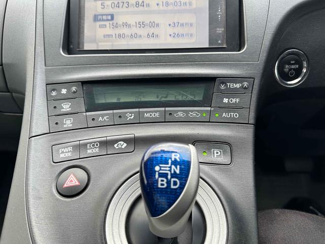 プリウス S ETC ナビ TV アルミホイール オートライト CVT スマートキー アイドリングストップ 電動格納ミラー 盗難防止システム CD 衝突安全ボディ ABS ESC エアコン パワーステアリング(6枚目)