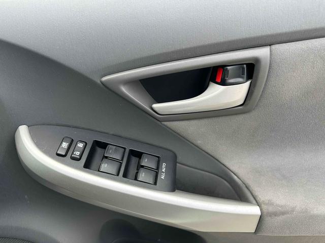 プリウス S ETC ナビ TV アルミホイール オートライト CVT スマートキー アイドリングストップ 電動格納ミラー 盗難防止システム CD 衝突安全ボディ ABS ESC エアコン パワーステアリング(9枚目)