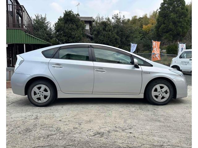 プリウス S ETC ナビ TV アルミホイール オートライト CVT スマートキー アイドリングストップ 電動格納ミラー 盗難防止システム CD 衝突安全ボディ ABS ESC エアコン パワーステアリング(16枚目)