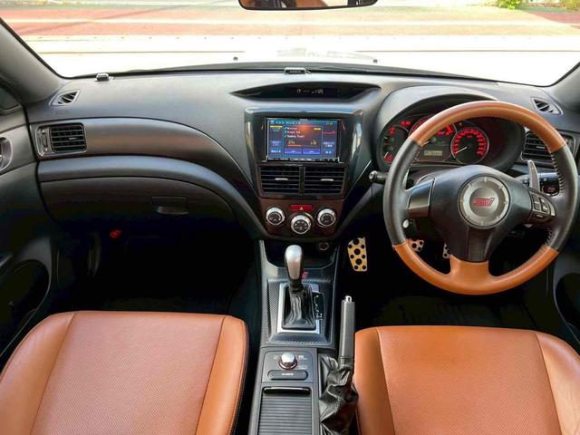 インプレッサ WRX STI Aライン プレミアムPkg(タンカラーSTIロゴ革バケットシート/パワーシート/シートヒーター/タンカラーブラックコンビステアリング/BBS製ブラックハイラスター塗装18インチアルミホイール)ブラックキャリパー(2枚目)