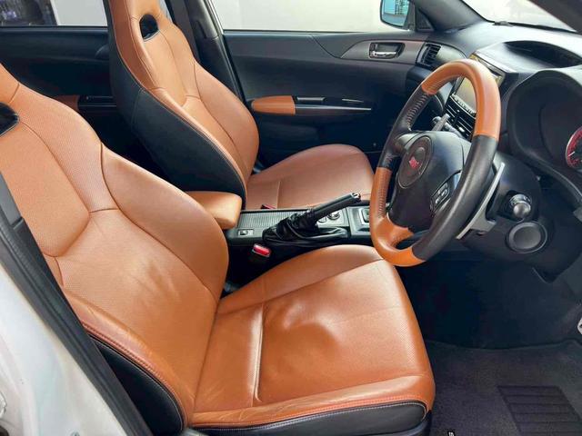 インプレッサ WRX STI Aライン プレミアムPkg(タンカラーSTIロゴ革バケットシート/パワーシート/シートヒーター/タンカラーブラックコンビステアリング/BBS製ブラックハイラスター塗装18インチアルミホイール)ブラックキャリパー(25枚目)