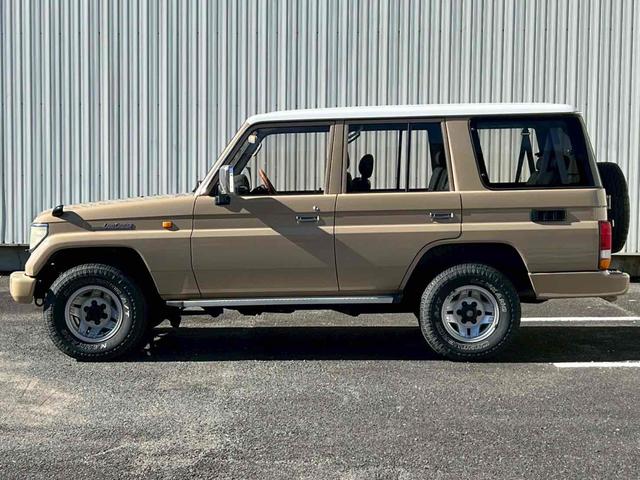 ランドクルーザープラド SXワイドリミテッド ディーゼルターボ/クラシックスタイル/サンドベージュツートンカラー/ホワイトルーフ/全塗装済/メッキグリル/背面タイヤ/ホワイトレター/ブラックレザーシートカバー/ディスプレイオーディオ/フルセグTV(3枚目)