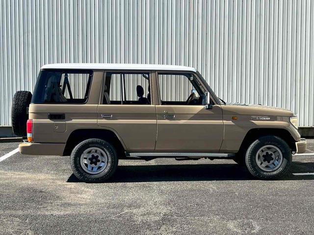 ランドクルーザープラド SXワイドリミテッド ディーゼルターボ/クラシックスタイル/サンドベージュツートンカラー/ホワイトルーフ/全塗装済/メッキグリル/背面タイヤ/ホワイトレター/ブラックレザーシートカバー/ディスプレイオーディオ/フルセグTV(4枚目)
