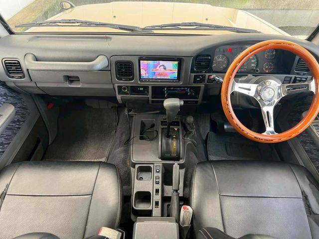 ランドクルーザープラド SXワイドリミテッド ディーゼルターボ/クラシックスタイル/サンドベージュツートンカラー/ホワイトルーフ/全塗装済/メッキグリル/背面タイヤ/ホワイトレター/ブラックレザーシートカバー/ディスプレイオーディオ/フルセグTV(5枚目)