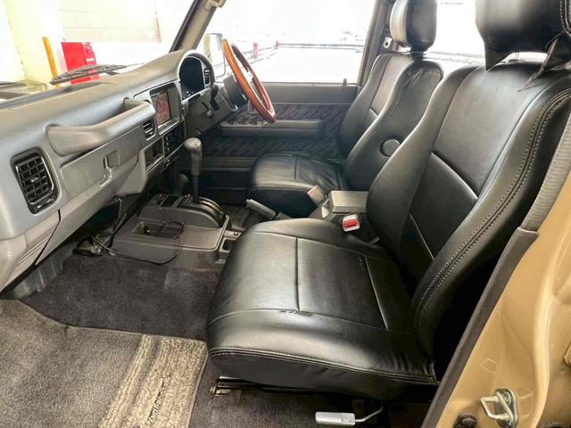 ランドクルーザープラド SXワイドリミテッド ディーゼルターボ/クラシックスタイル/サンドベージュツートンカラー/ホワイトルーフ/全塗装済/メッキグリル/背面タイヤ/ホワイトレター/ブラックレザーシートカバー/ディスプレイオーディオ/フルセグTV(7枚目)