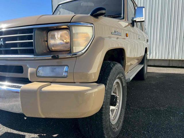 ランドクルーザープラド SXワイドリミテッド ディーゼルターボ/クラシックスタイル/サンドベージュツートンカラー/ホワイトルーフ/全塗装済/メッキグリル/背面タイヤ/ホワイトレター/ブラックレザーシートカバー/ディスプレイオーディオ/フルセグTV(15枚目)