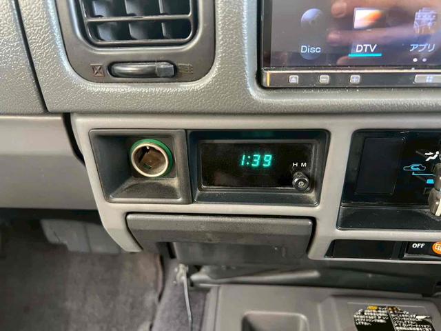 ランドクルーザープラド SXワイドリミテッド ディーゼルターボ/クラシックスタイル/サンドベージュツートンカラー/ホワイトルーフ/全塗装済/メッキグリル/背面タイヤ/ホワイトレター/ブラックレザーシートカバー/ディスプレイオーディオ/フルセグTV(24枚目)