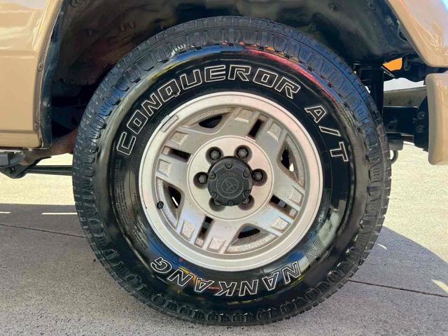 ランドクルーザープラド SXワイドリミテッド ディーゼルターボ/クラシックスタイル/サンドベージュツートンカラー/ホワイトルーフ/全塗装済/メッキグリル/背面タイヤ/ホワイトレター/ブラックレザーシートカバー/ディスプレイオーディオ/フルセグTV(31枚目)