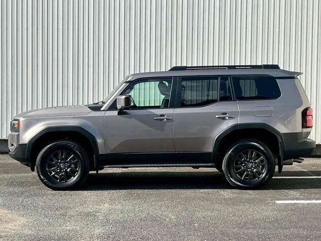 ランドクルーザー２５０ ＶＸ　１２．３インチディスプレイオーディオ／パノラミックビュー／サンルーフ／ルーフレール／デジタルインナーミラー／ブラインドスポットモニター／ブラック革シート／ベンチレーション／パワーバックドア／禁煙（3枚目）