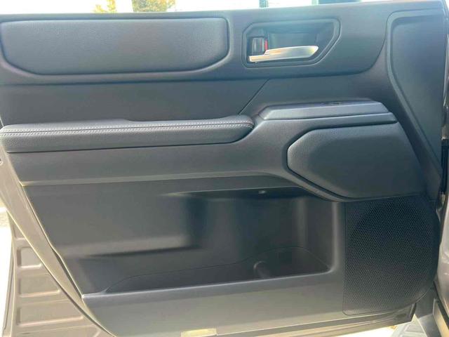 ランドクルーザー２５０ ＶＸ　１２．３インチディスプレイオーディオ／パノラミックビュー／サンルーフ／ルーフレール／デジタルインナーミラー／ブラインドスポットモニター／ブラック革シート／ベンチレーション／パワーバックドア／禁煙（31枚目）