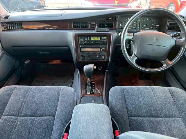 クラウン ロイヤルツーリング　アルミホイール　オートライト　ＡＴ　電動格納ミラー　ＣＤ　カセット　ＡＢＳ　エアコン　パワーステアリング　パワーウィンドウ（4枚目）