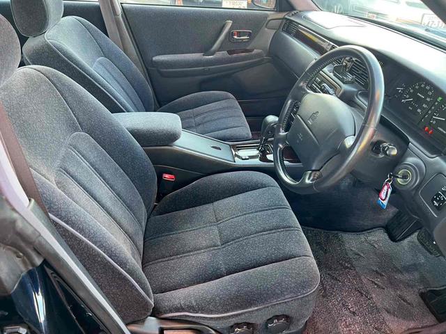 クラウン ロイヤルツーリング　アルミホイール　オートライト　ＡＴ　電動格納ミラー　ＣＤ　カセット　ＡＢＳ　エアコン　パワーステアリング　パワーウィンドウ（12枚目）