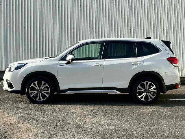 フォレスター アーバンセレクション　フリップダウンモニター／デジタルインナーミラー／フルセグＴＶ／マルチファンクションディスプレイ／ドライバーモニタリング／サイドビュー／パワーバックドア／１８インチダークメタリック塗装アルミ／禁煙（5枚目）