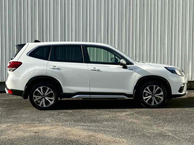 フォレスター アーバンセレクション　フリップダウンモニター／デジタルインナーミラー／フルセグＴＶ／マルチファンクションディスプレイ／ドライバーモニタリング／サイドビュー／パワーバックドア／１８インチダークメタリック塗装アルミ／禁煙（6枚目）