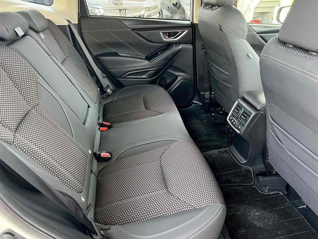 フォレスター アーバンセレクション　フリップダウンモニター／デジタルインナーミラー／フルセグＴＶ／マルチファンクションディスプレイ／ドライバーモニタリング／サイドビュー／パワーバックドア／１８インチダークメタリック塗装アルミ／禁煙（11枚目）