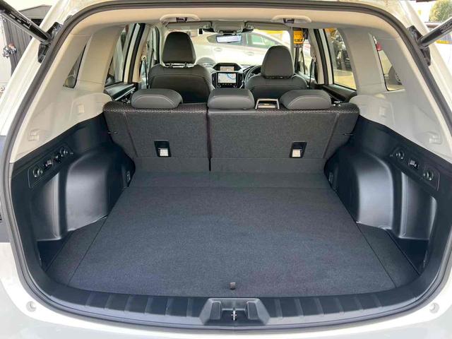 フォレスター アーバンセレクション　フリップダウンモニター／デジタルインナーミラー／フルセグＴＶ／マルチファンクションディスプレイ／ドライバーモニタリング／サイドビュー／パワーバックドア／１８インチダークメタリック塗装アルミ／禁煙（12枚目）