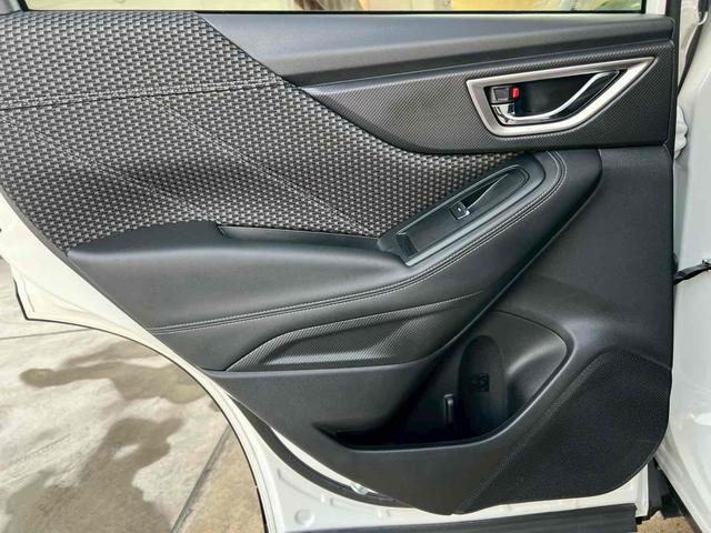 フォレスター アーバンセレクション　フリップダウンモニター／デジタルインナーミラー／フルセグＴＶ／マルチファンクションディスプレイ／ドライバーモニタリング／サイドビュー／パワーバックドア／１８インチダークメタリック塗装アルミ／禁煙（31枚目）