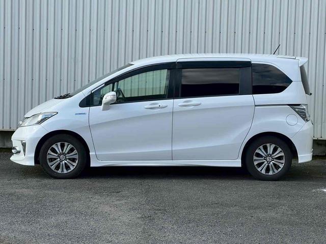 フリードハイブリッド ジャストセレクション　ドライブレコーダー　ＥＴＣ　バックカメラ　ナビ　ＴＶ　オートクルーズコントロール　両側電動スライドドア　オートライト　ＨＩＤ　スマートキー　電動格納ミラー　後席モニター　３列シート　ウォークスルー（4枚目）